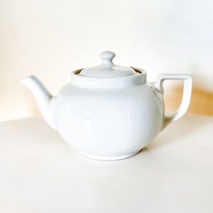 Vintage White Hall Teapot 🫖